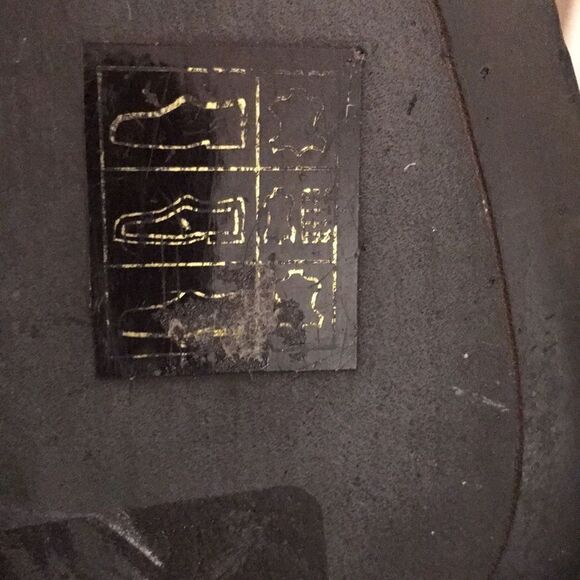 Authentic Burberry Metal logo tag, patent leather stilettos - Picture 10 of 11